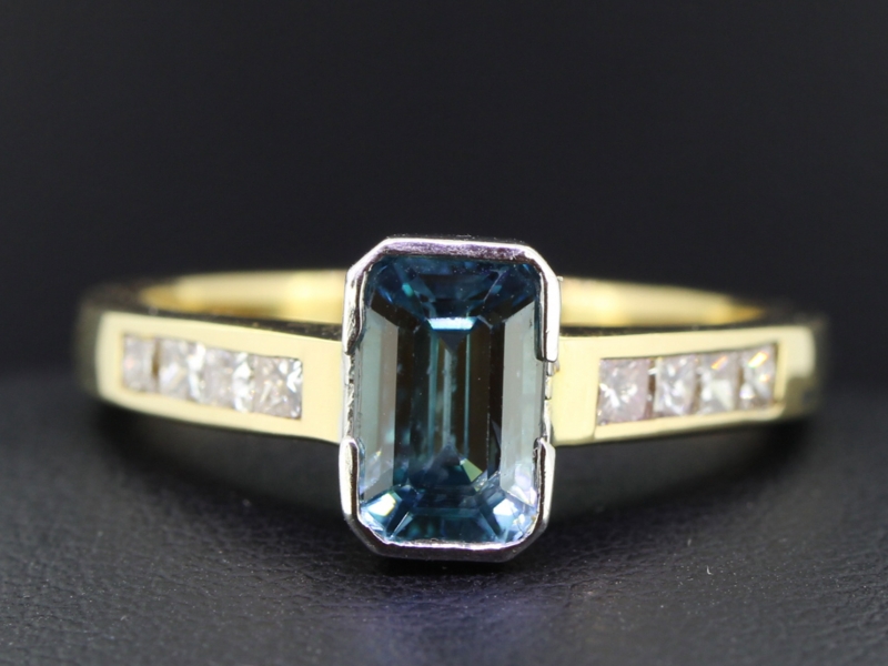 Beautiful santa maria aquamarine and diamond 18 carat gold ring