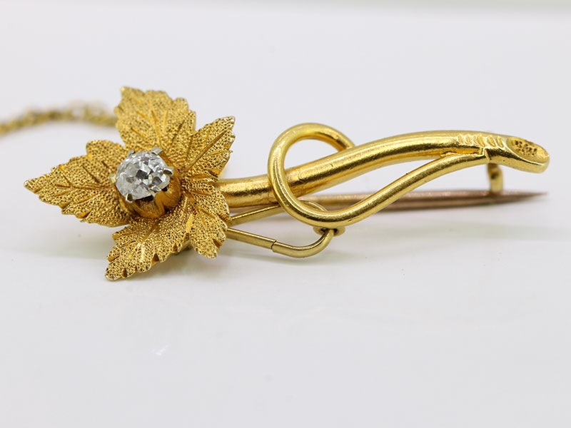 Lovely diamond flower 15 carat gold brooch