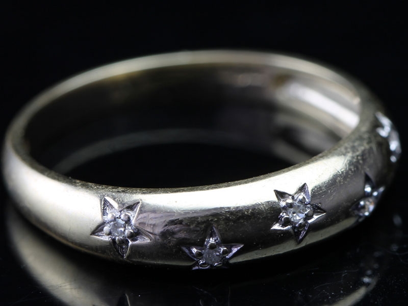 Beautiful inset diamond wedding ring in 9 carat gold (4mm)