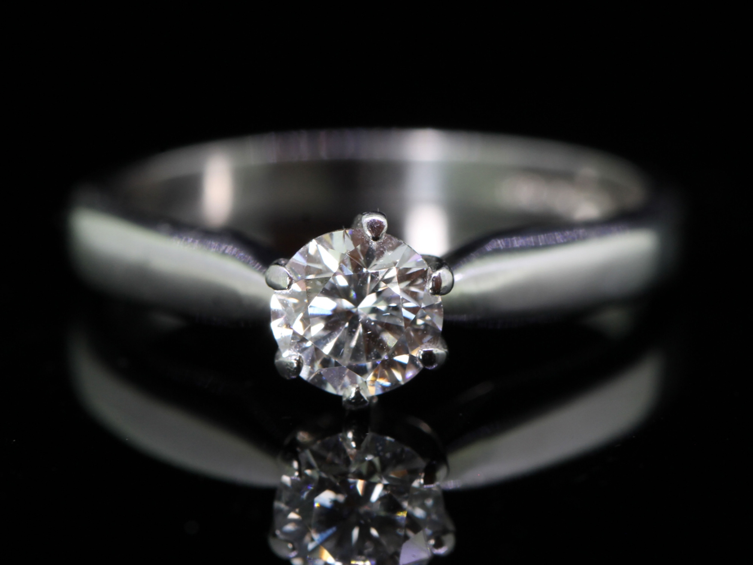 Beautiful platinum diamond solitaire ring 