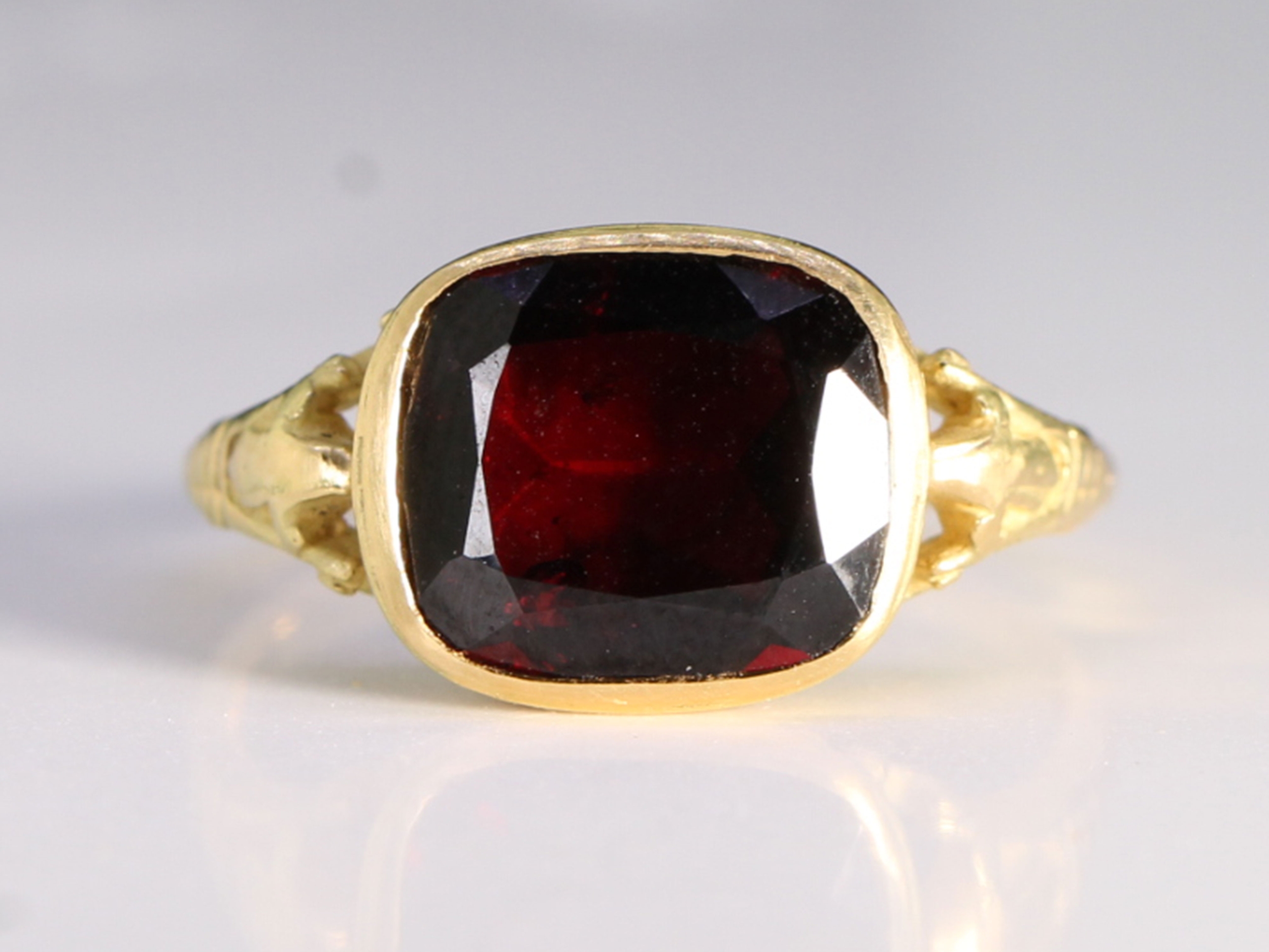 Edwardian garnet 18ct gold ring