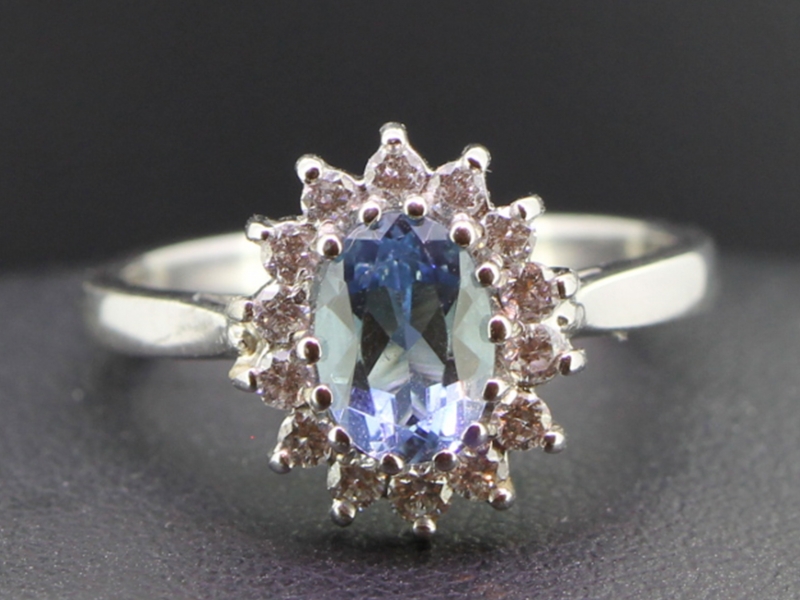  gorgeous aquamarine and diamond 18 carat gold cluster ring