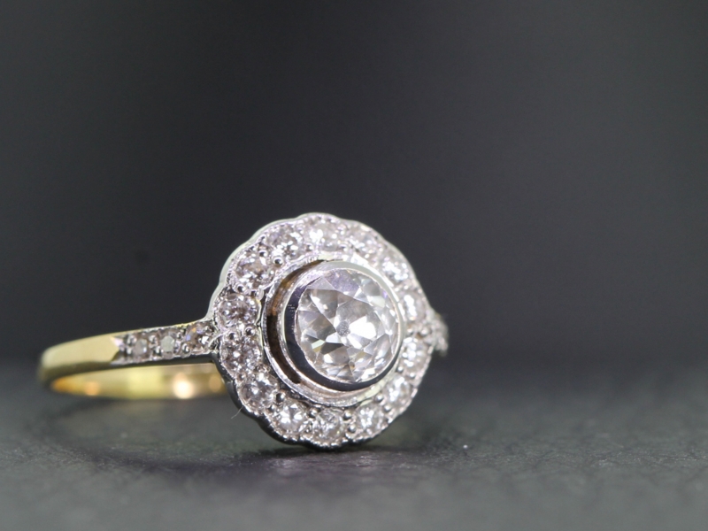  glamorous diamond 18 carat gold halo ring