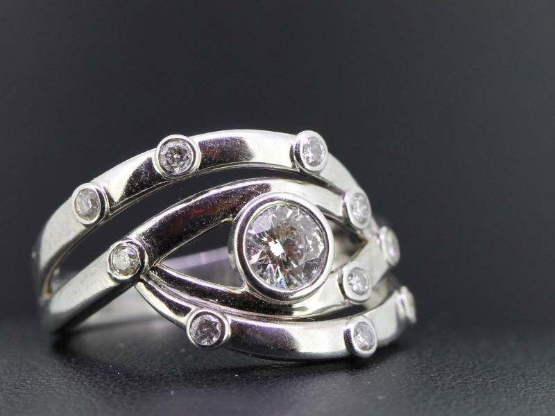 Stunning 18 carat gold diamond ring