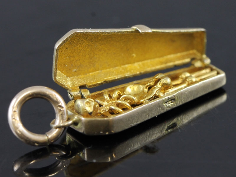 Superb coffin and skeleton 9 carat gold charm