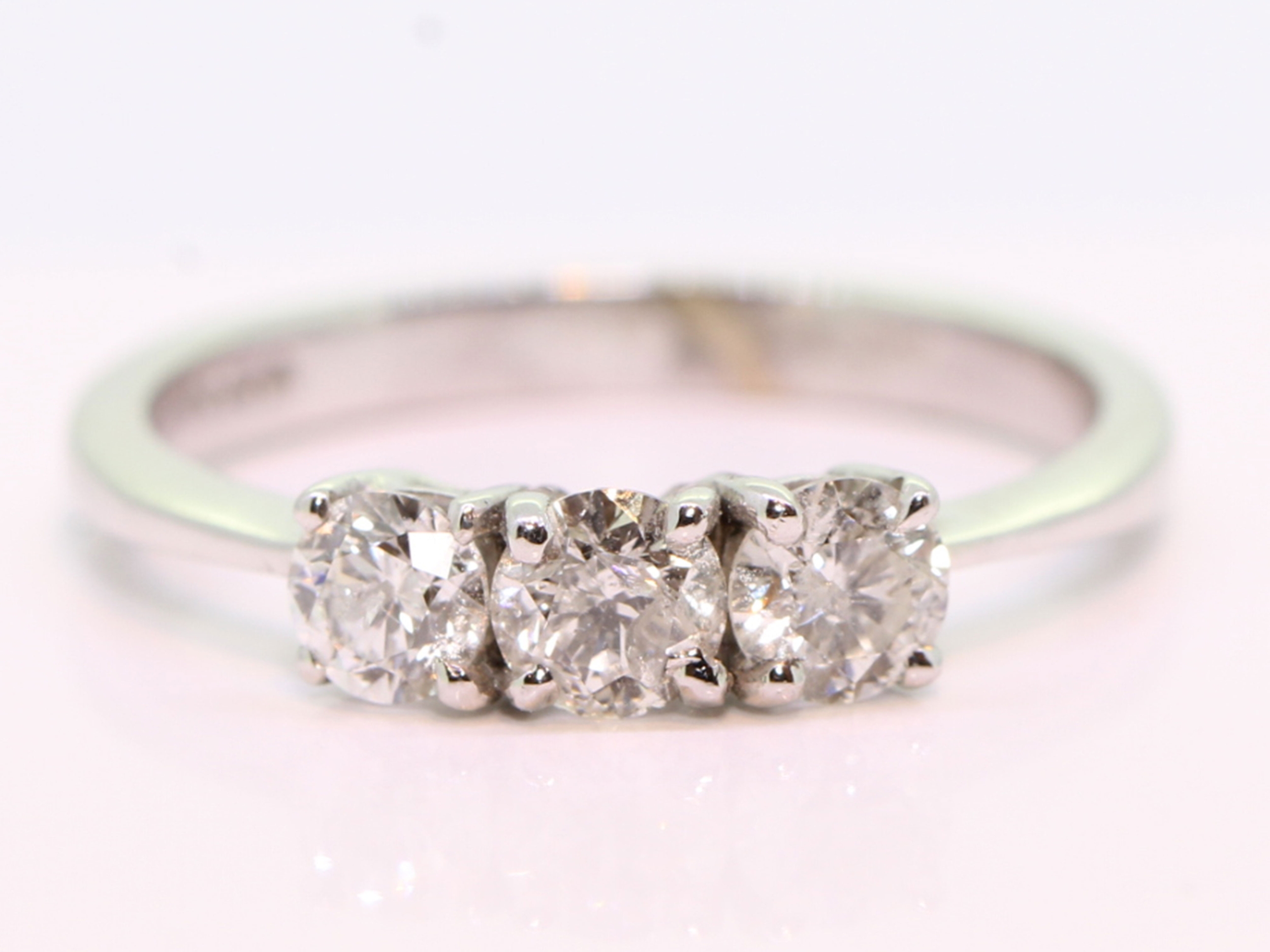 Exquisite 9ct gold diamond trilogy ring