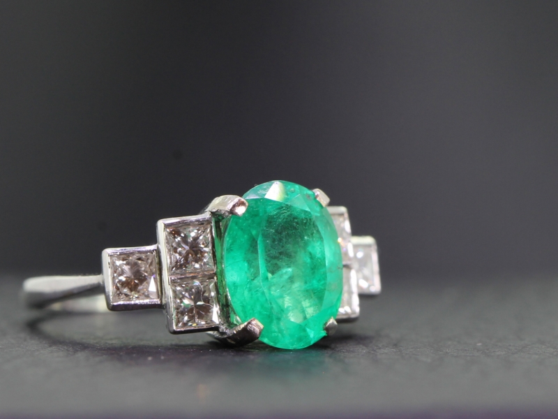 Beautiful colombian emerald and diamond 18 carat gold ring