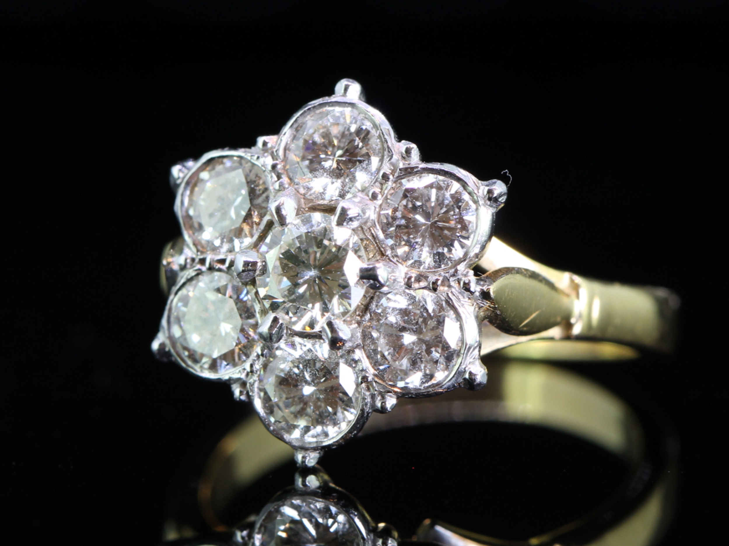 Stunning seven stone diamond daisy 18 carat gold ring
