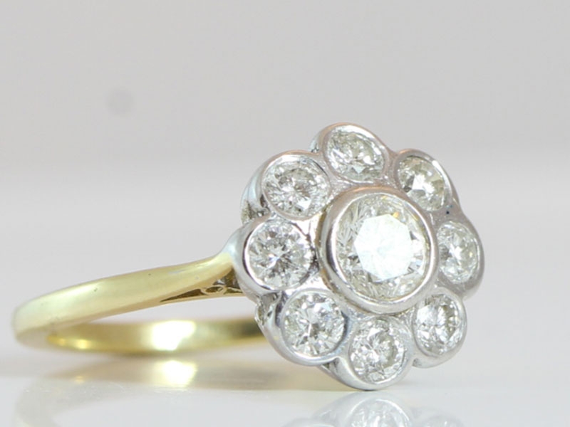 Stunning diamond daisy cluster 18 carat gold ring