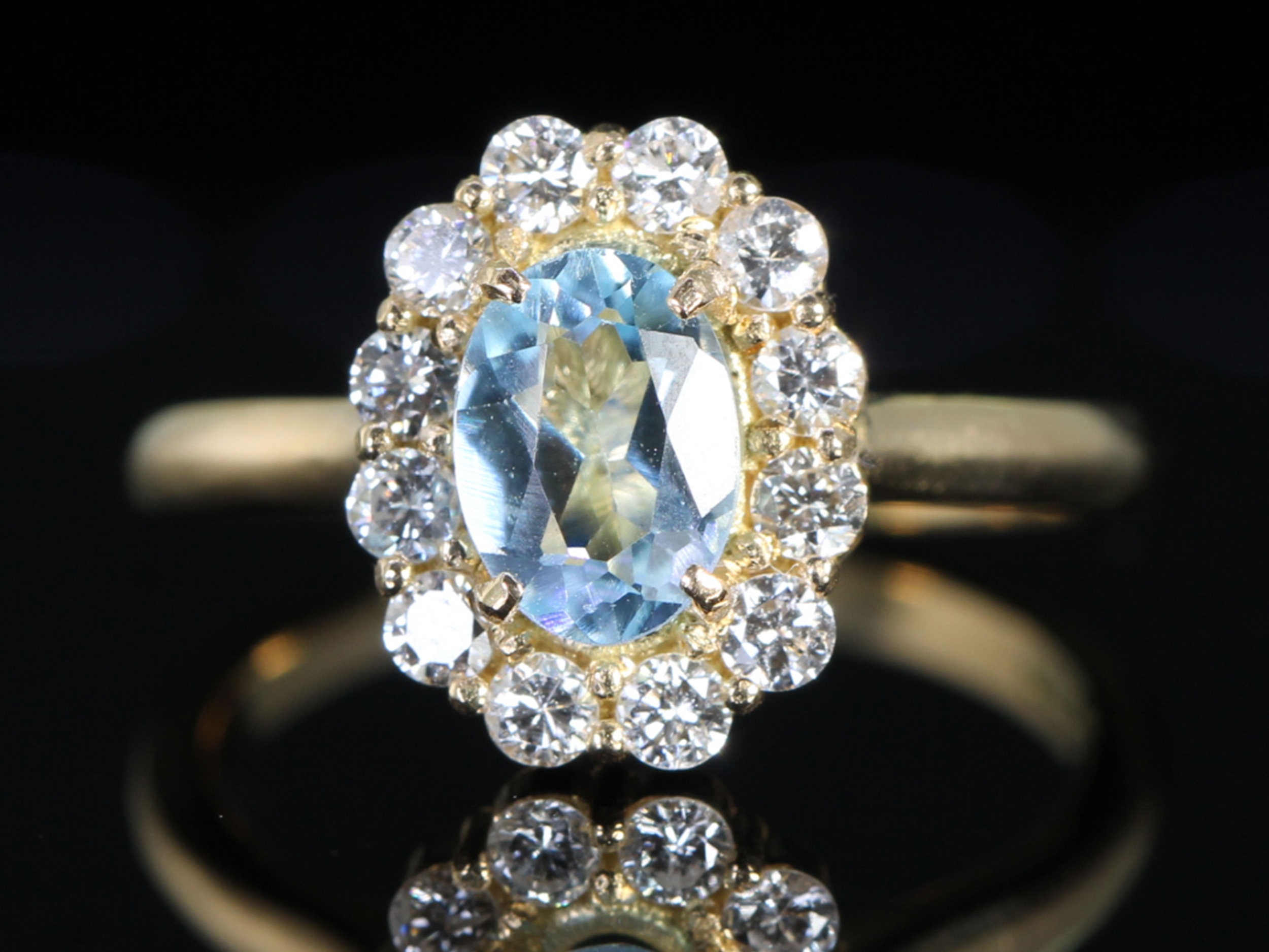 Vintage aquamarine and diamond 18ct gold oval cluster ring