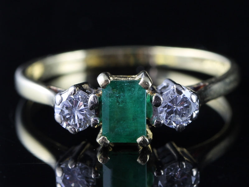 Gorgeous columbian emerald and diamond 18 carat gold trilogy ring