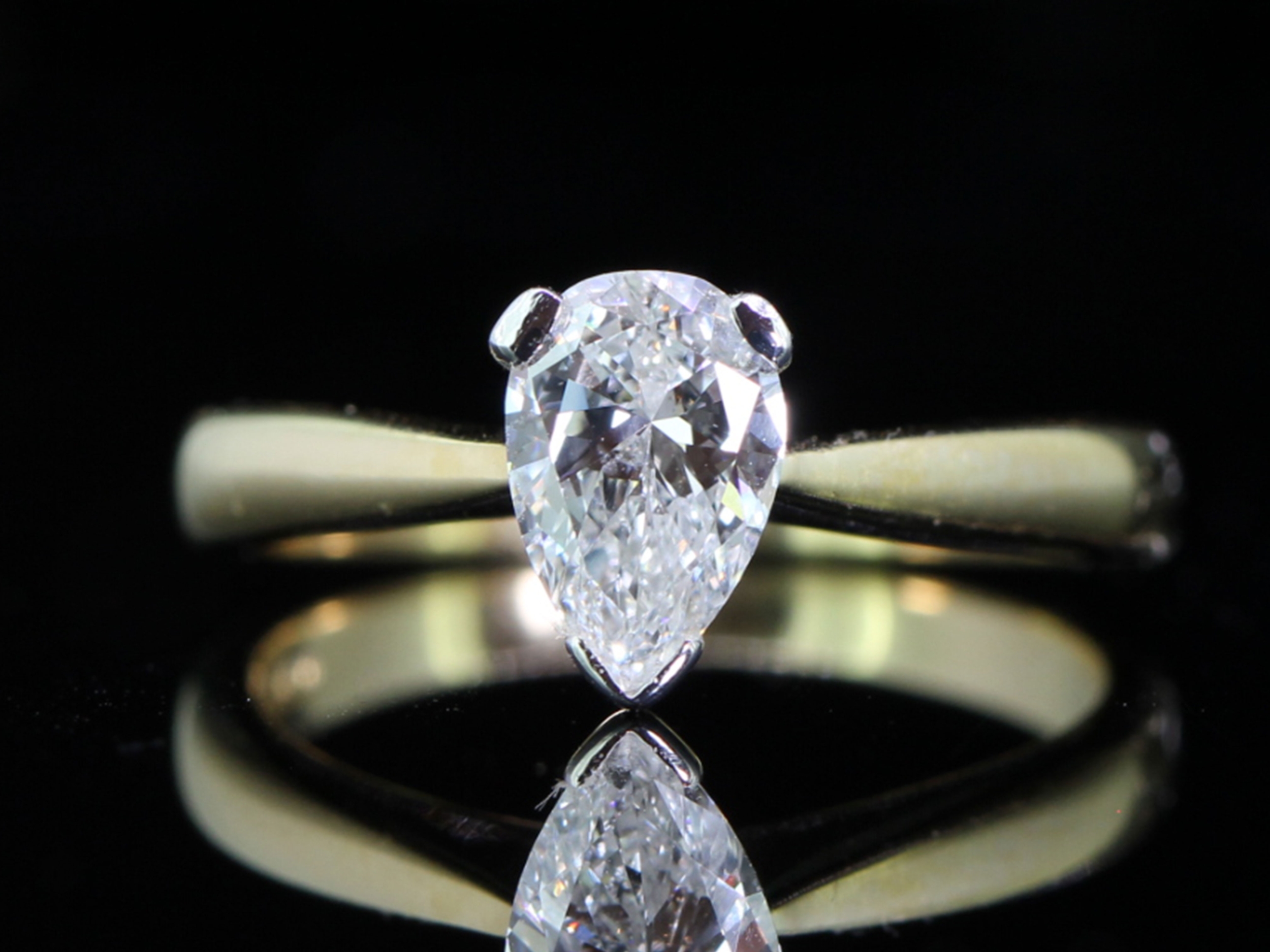 Stunning pear shape diamond 18 carat gold solitaire ring