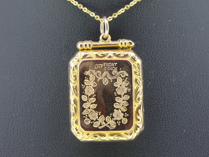  gorgeous rectangular 9 carat gold locket