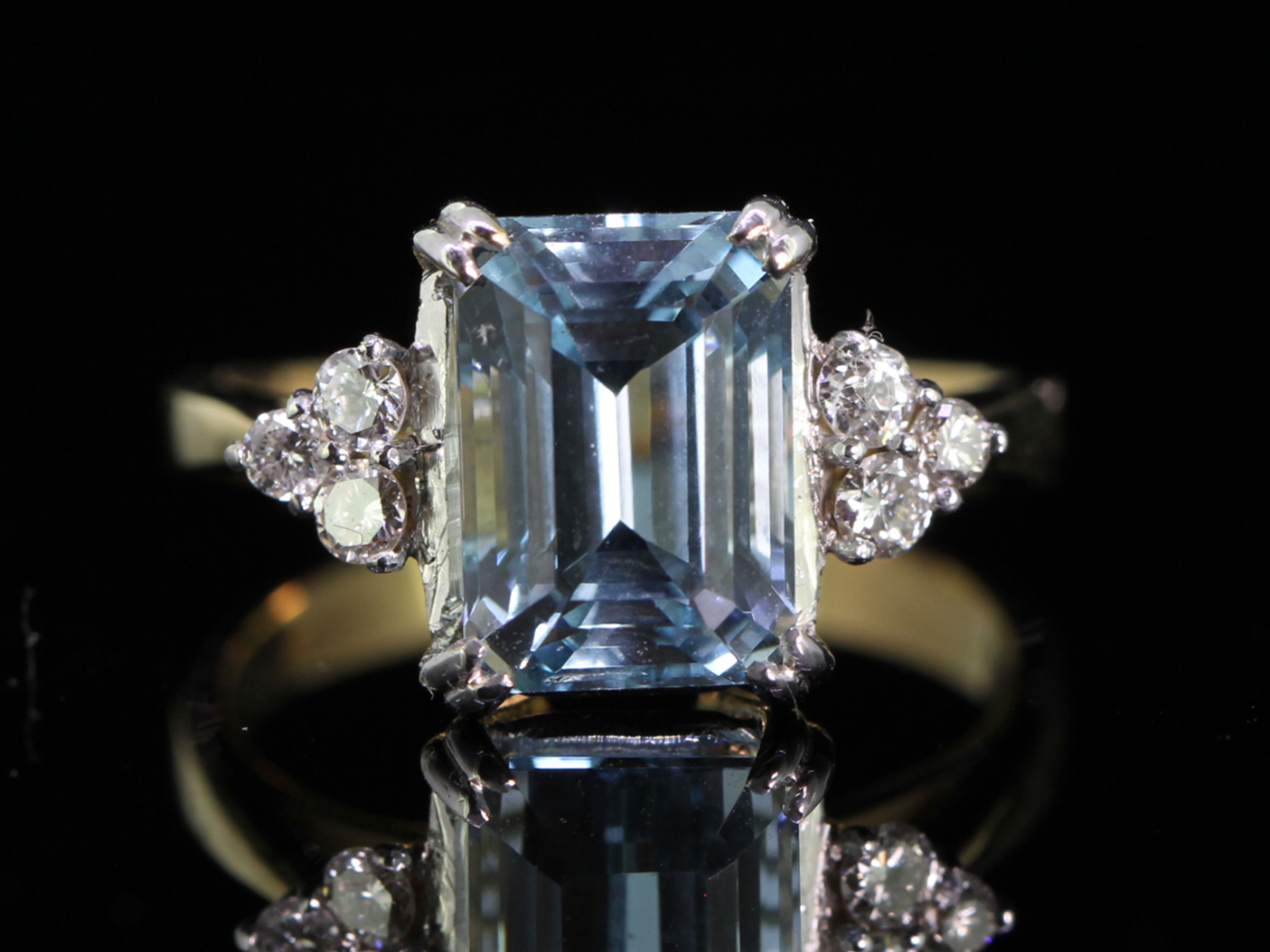  elegant aquamarine and diamond 18 carat gold ring