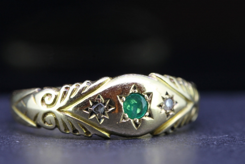 Beautiful edwardian emerald and diamond 18 carat gold ring