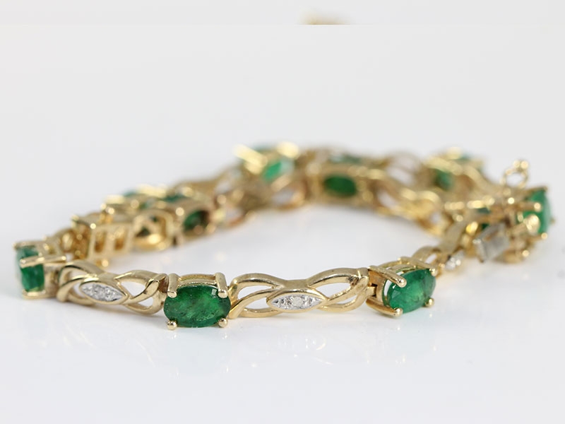 Wonderful emerald and diamond 9 carat gold bracelet