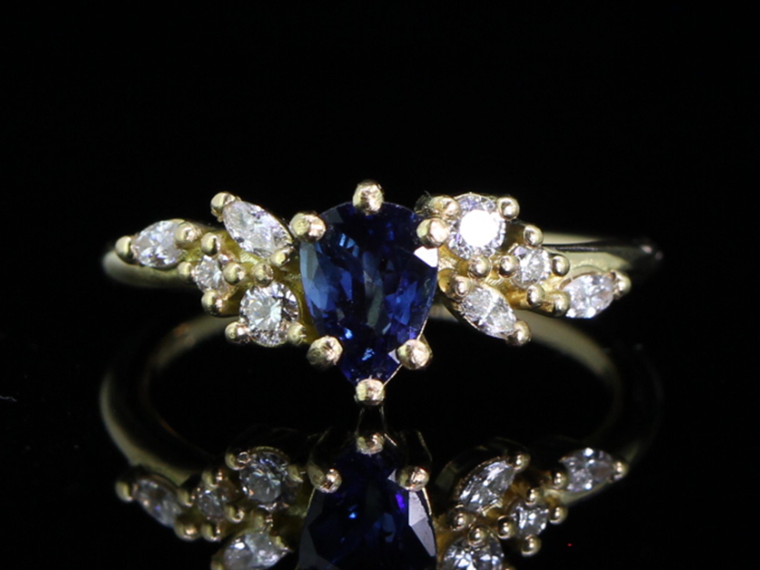 Beautiful sapphire and diamond 18 carat gold floral ring