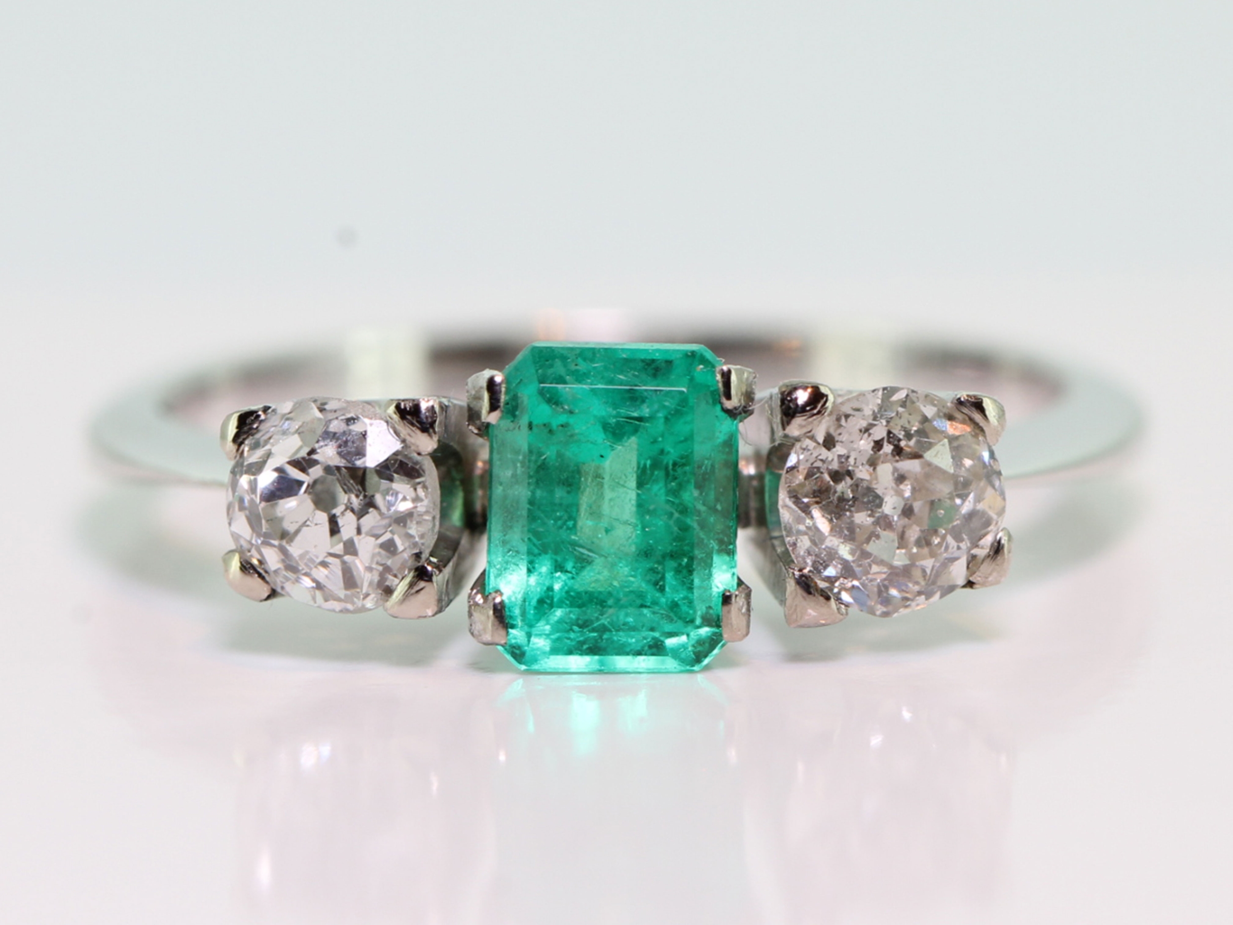 Gorgeous colombian emerald and diamond platinum trilogy ring