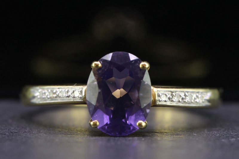  luscious oval amethyst and diamond 9 carat gold ring