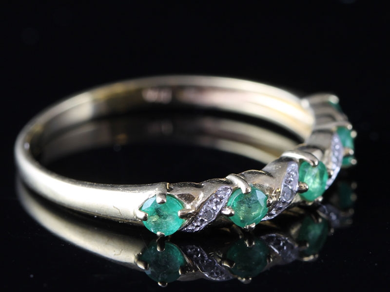 Charming 5 stone emerald and diamond 9 carat gold ring
