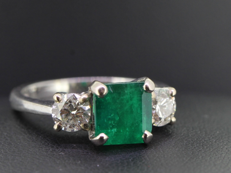 Elegant columbian emerald and diamond 18 carat gold trilogy ring