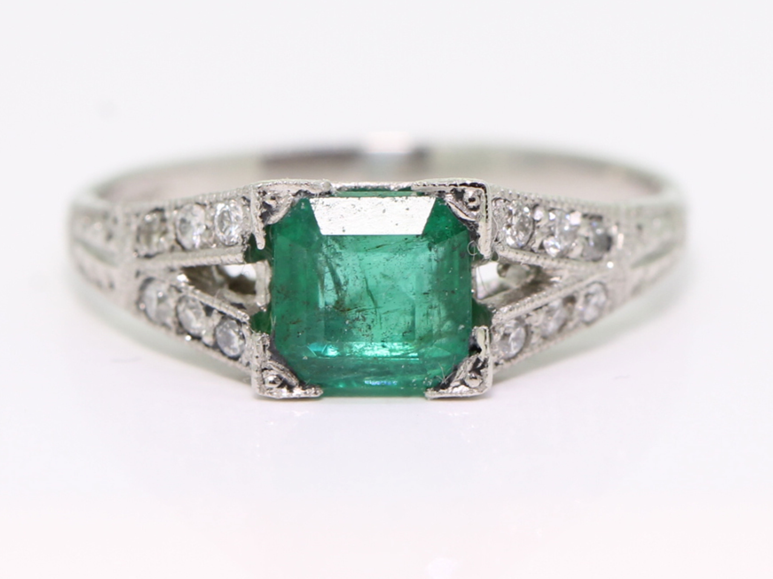 Unique colombian emerald and diamond 18 carat gold ring