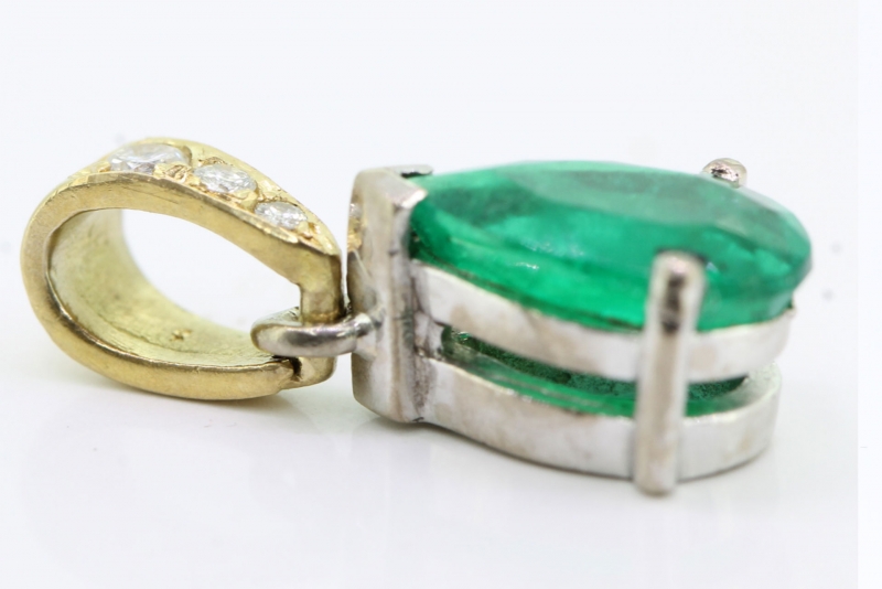 Beautiful teardrop colombian emerald and diamond 18 carat gold pendant