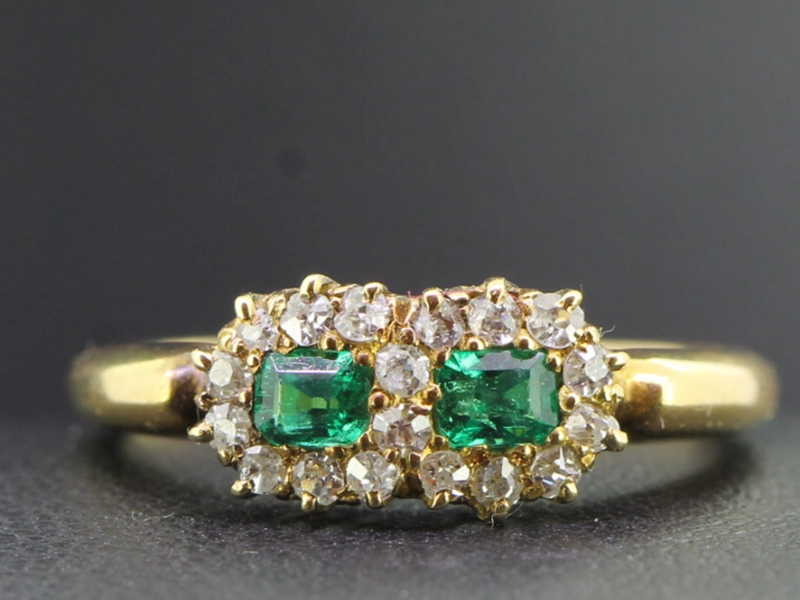 Elegant colombian emerald and diamond 18 carat gold ring
