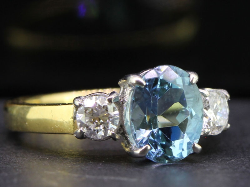 Breathtaking aquamarine and diamond trilogy 18 carat gold ring