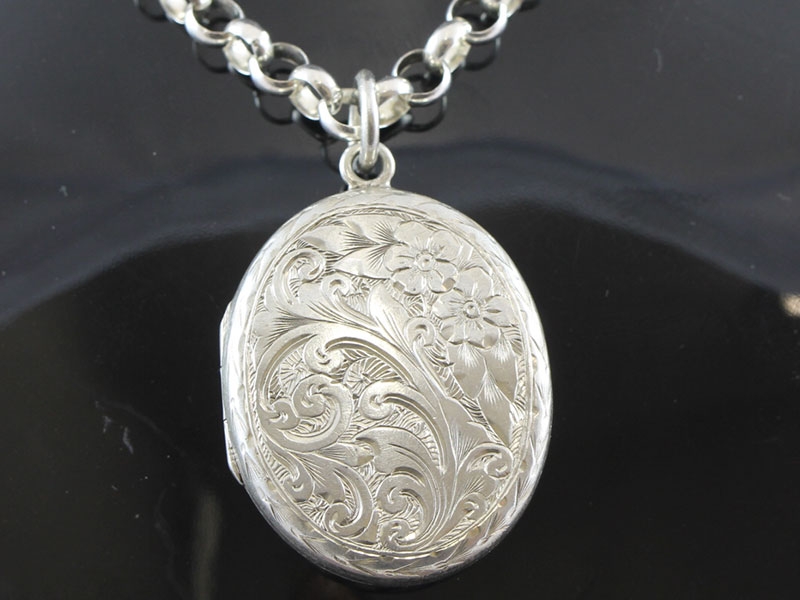 Stylish vintage silver locket and chain