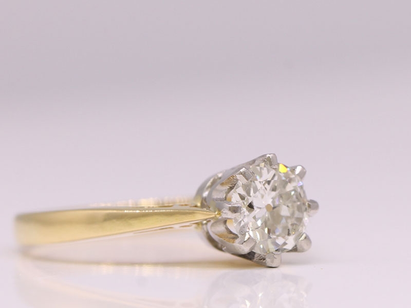 Elegant diamond 18 carat gold solitaire ring