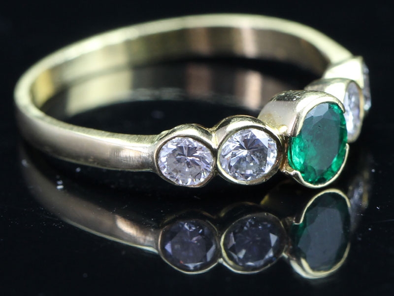 Beautiful colubian emerald and diamond 18 carat gold ring