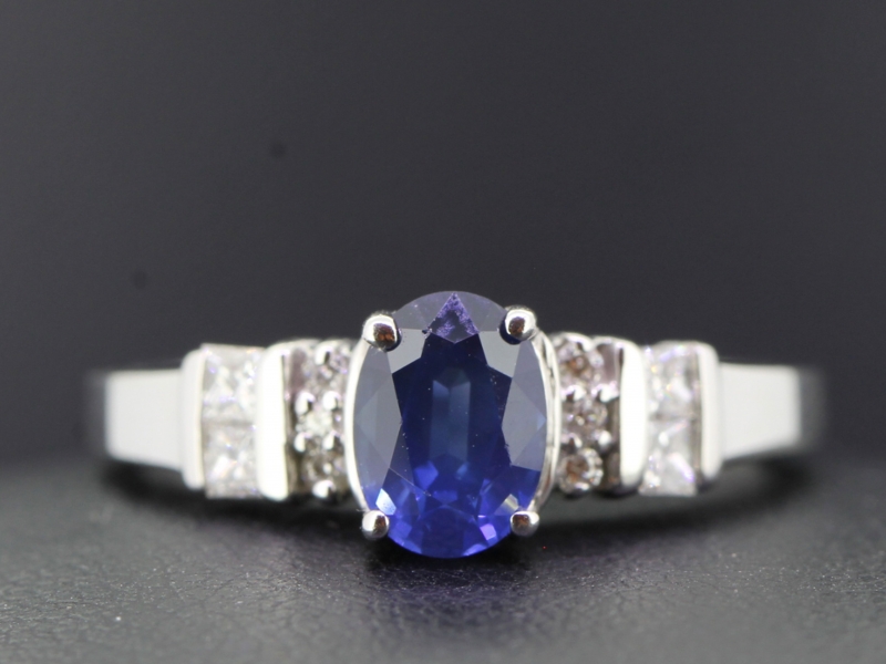 Stunning sapphire and diamond 18 carat gold ring