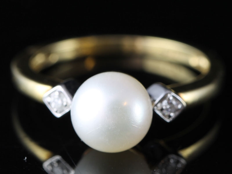 Elegant pearl and diamond 9 carat gold ring