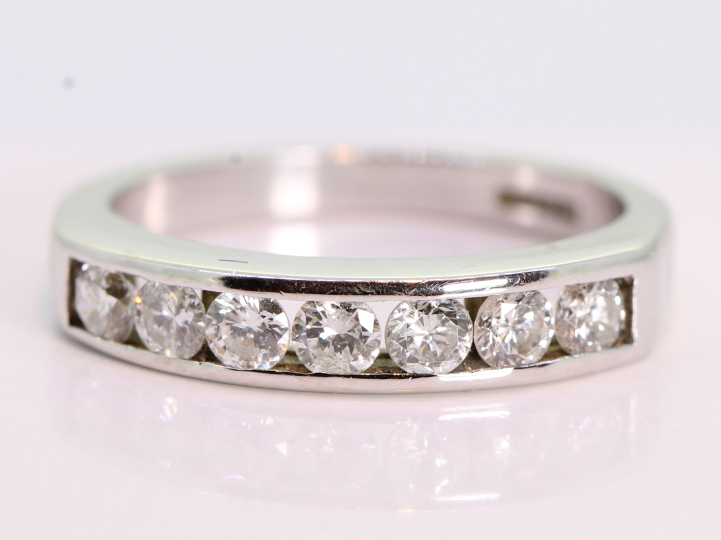 Stunning 18ct white gold diamond eternity ring