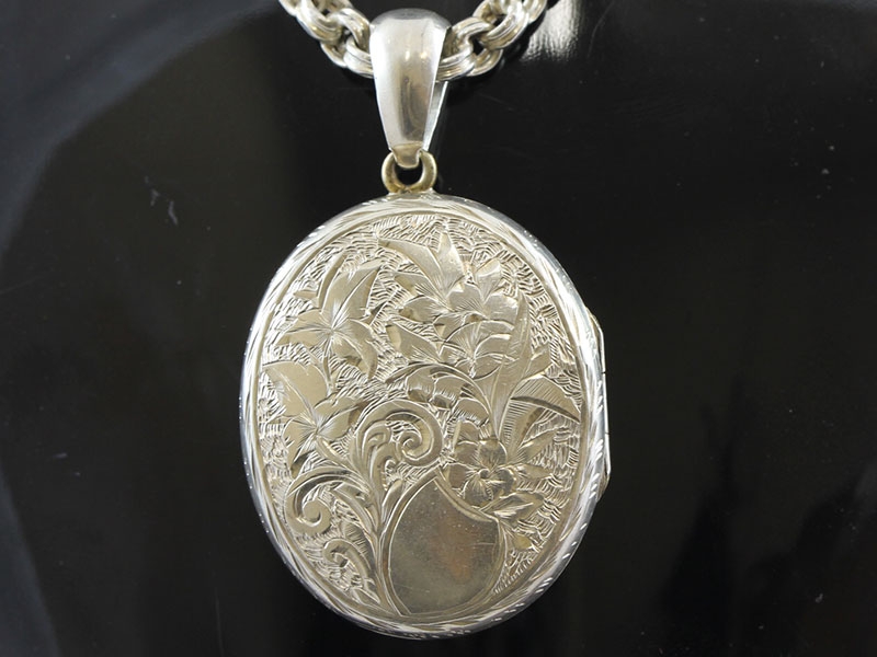 Beautiful silver locket and chain
