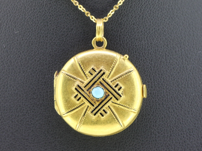 Stunning arts & crafts round 15 carat gold locket