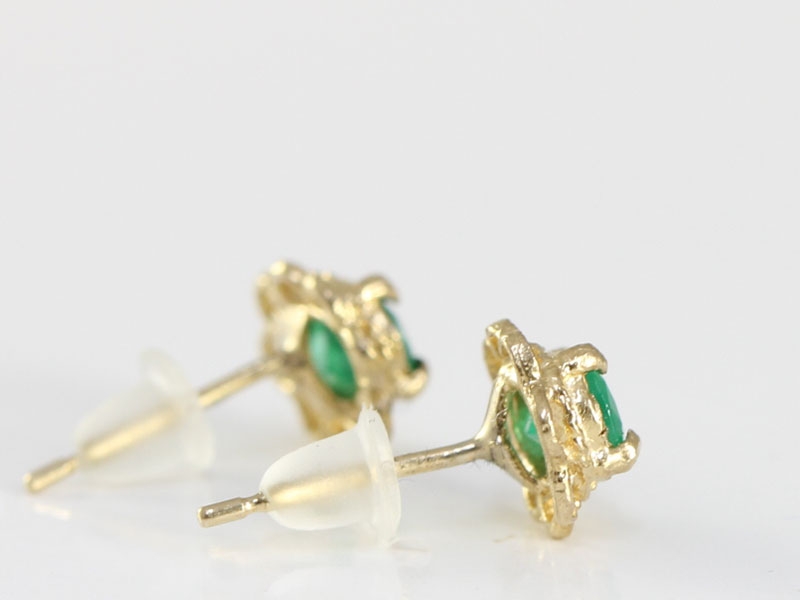 Lovely pair of emerald 9 carat gold stud earrings  