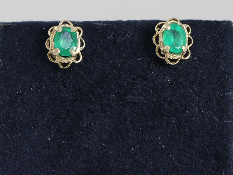 Lovely pair of emerald 9 carat gold stud earrings  
