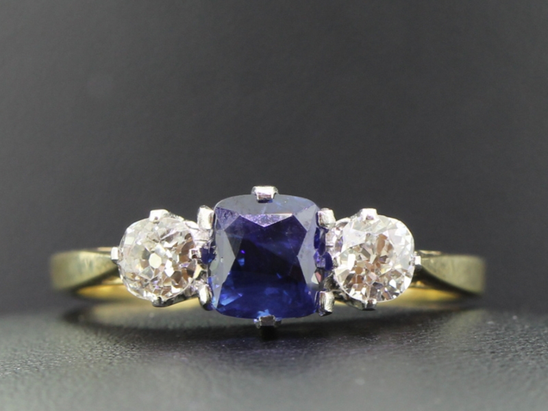 Gorgeous sapphire and diamond trilogy 18 carat gold ring