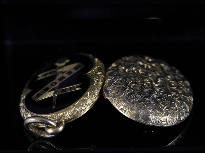Beautiful victorian gold and black enamel 15 carat mourning locket