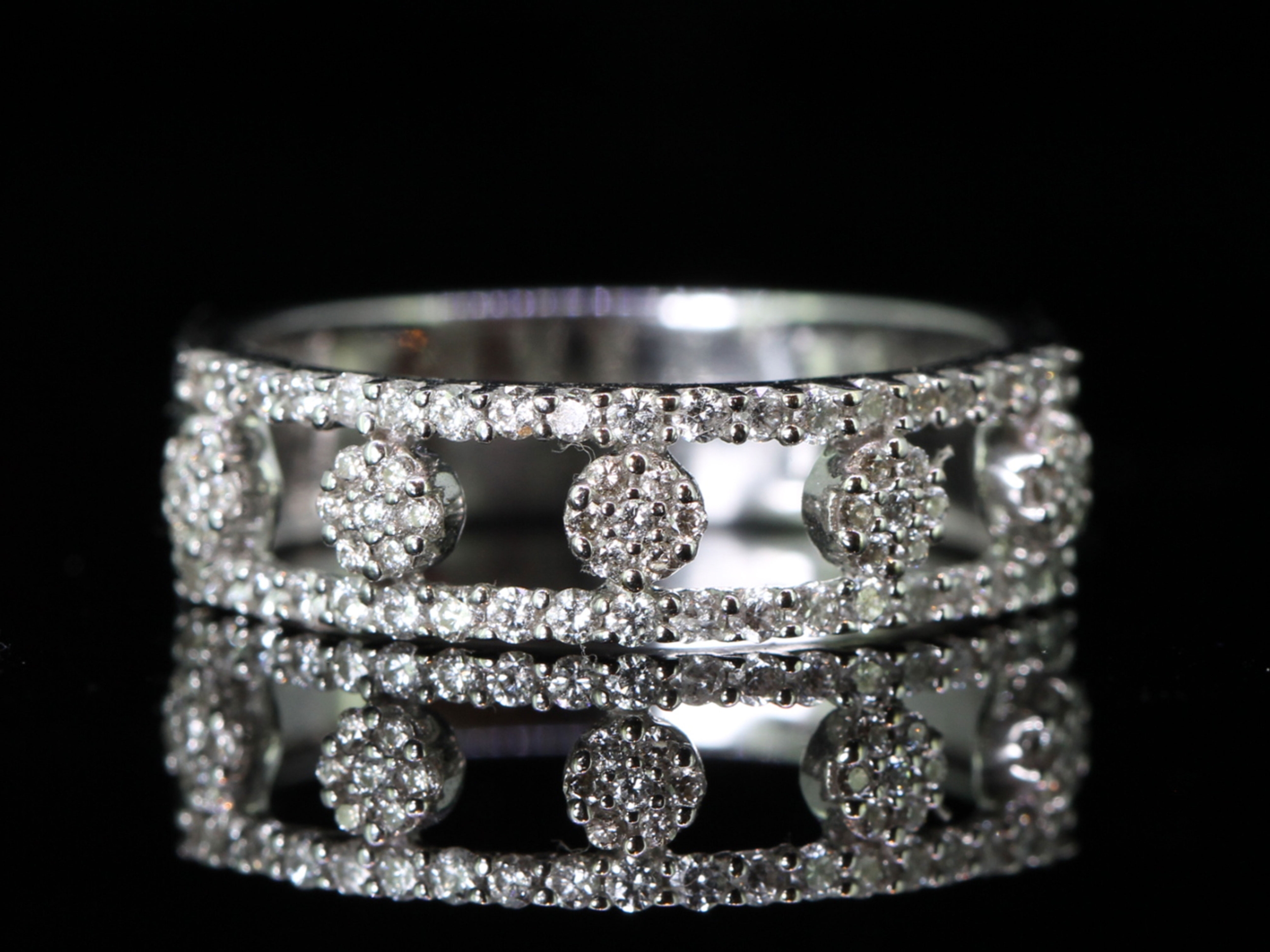 Beautiful 18 carat gold diamond daisy ring 
