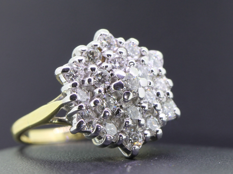 Beautiful diamond 18 carat gold cluster ring