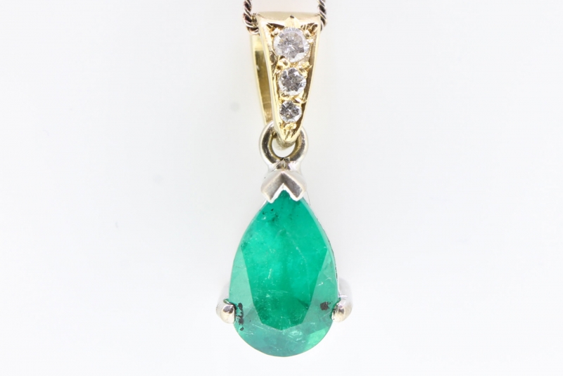 Beautiful teardrop colombian emerald and diamond 18 carat gold pendant