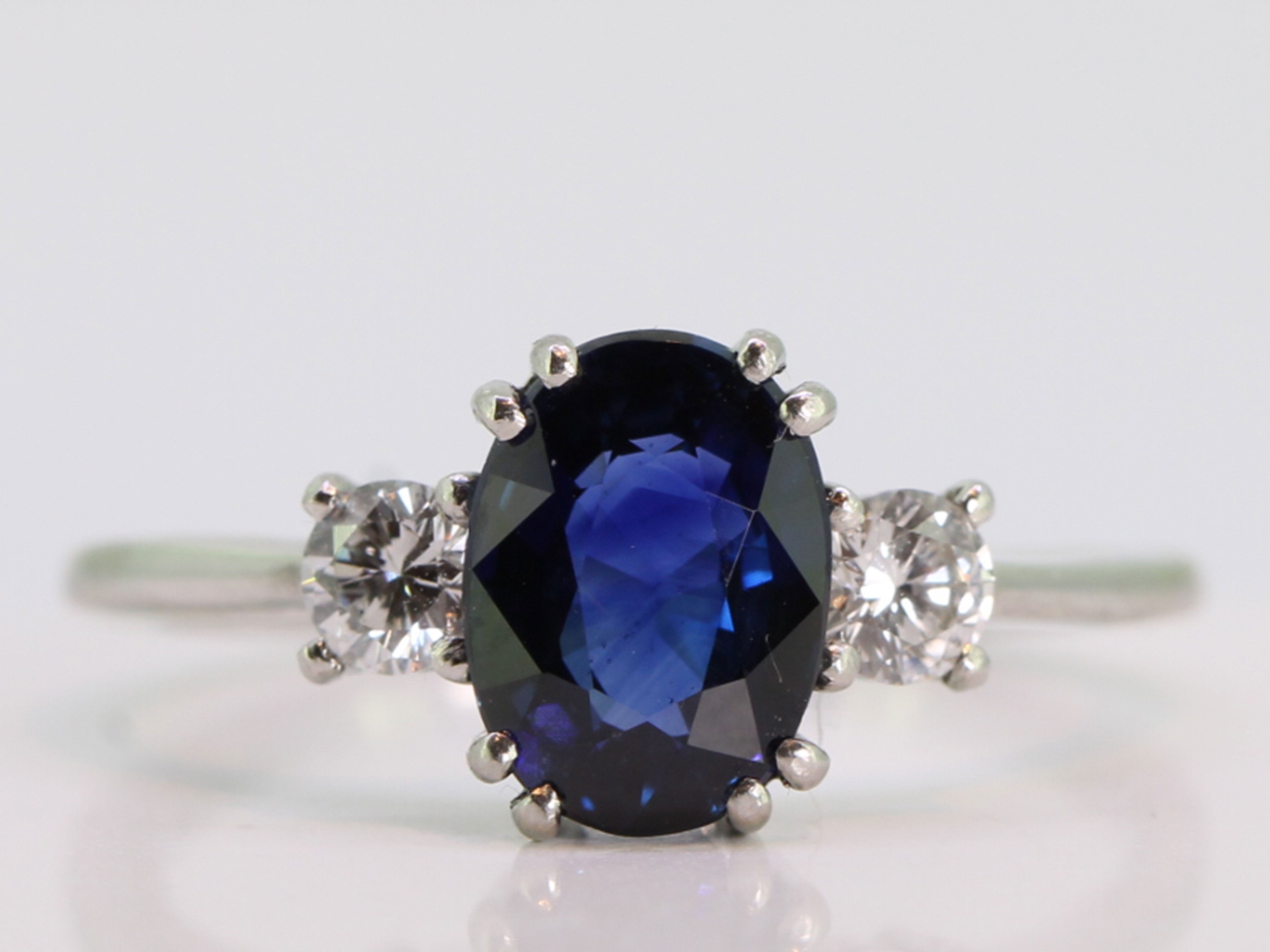 Stunning ceylon sapphire and diamond 18 carat gold trilogy ring
