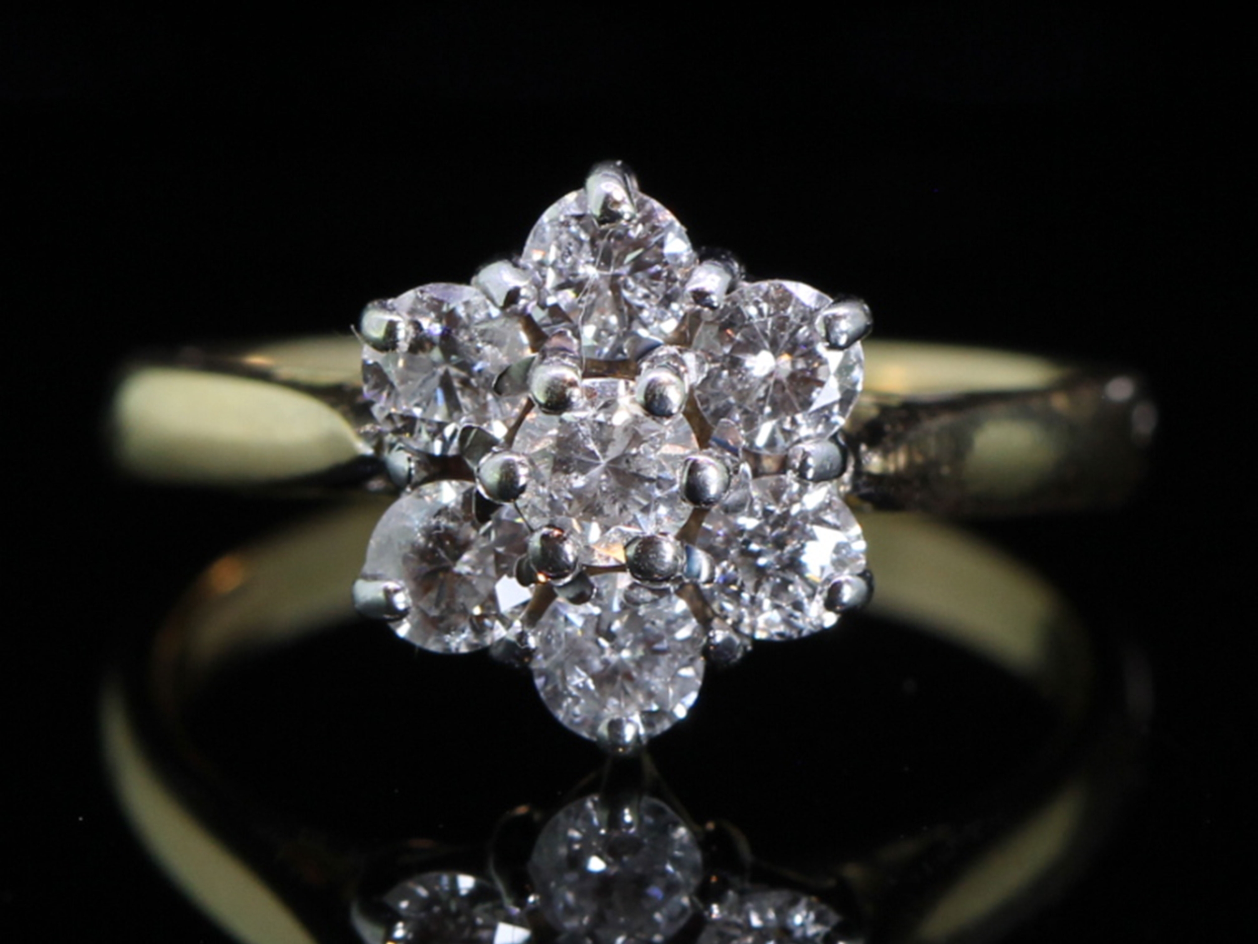 Wonderful  diamond daisy cluster 18ct gold ring