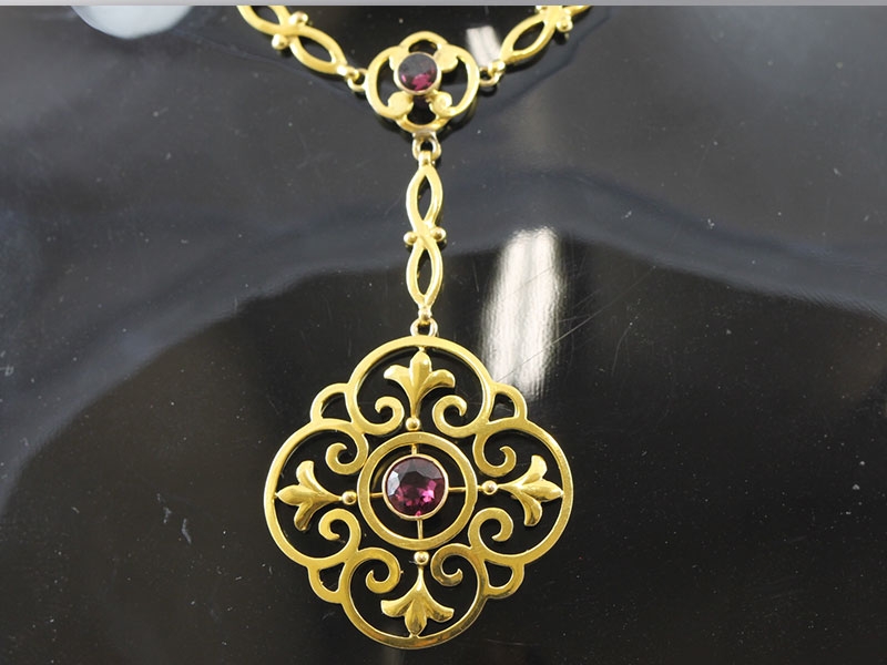 Elegant edwardialmandine 9 carat gold necklace