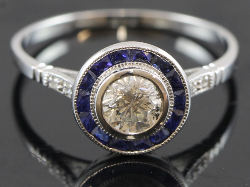 Attractive diamond and sapphire 18 carat gold ring