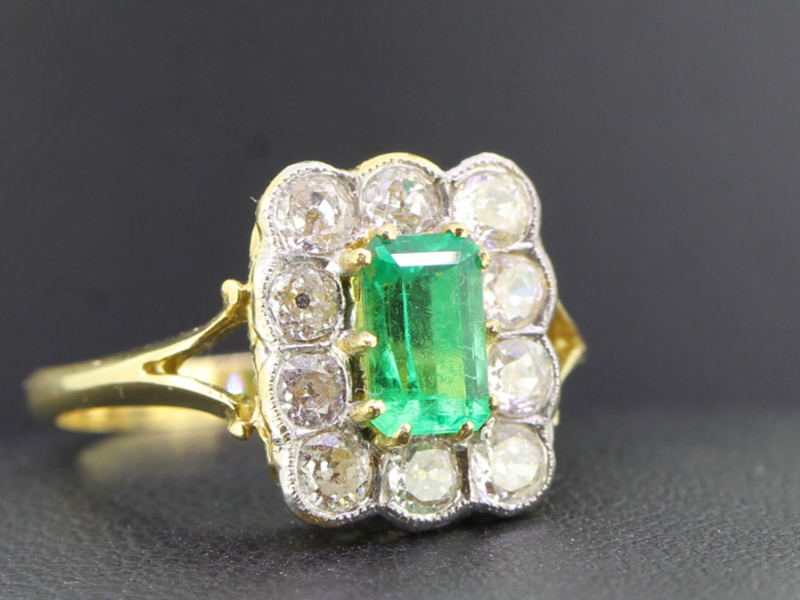 Stunning emerald and diamond 18 carat gold ring