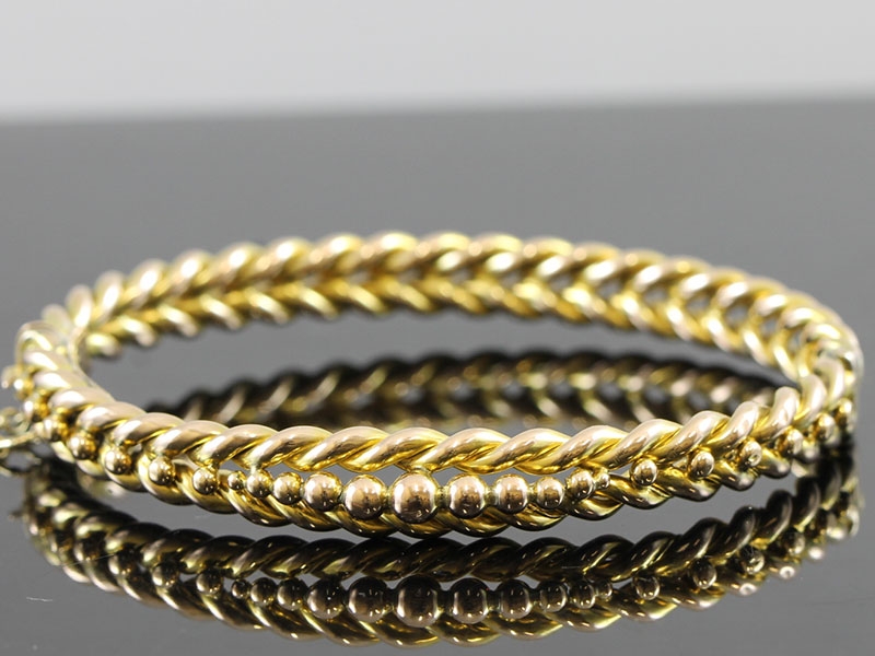 A stunning love knot edwardian 9 carat gold bangle